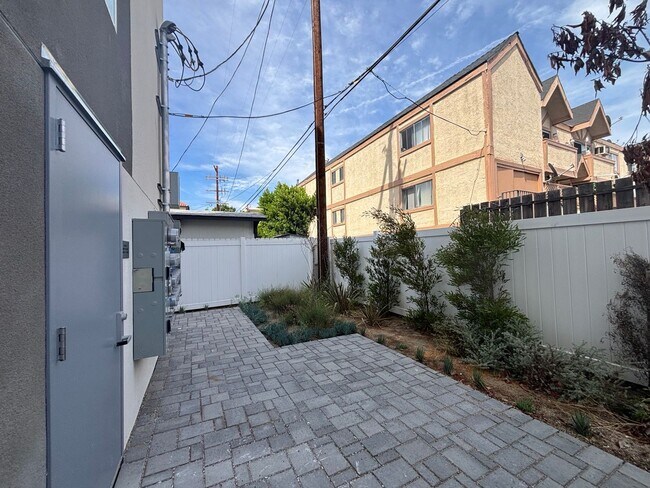 Building Photo - 5262 Cleon Ave