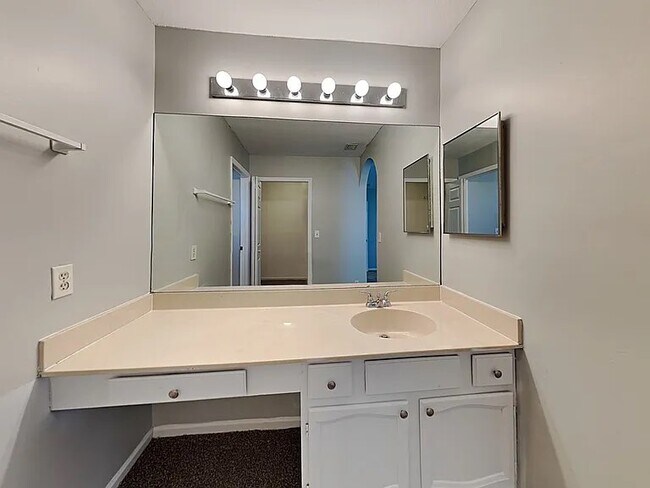 Building Photo - 696 Blueberry Dr