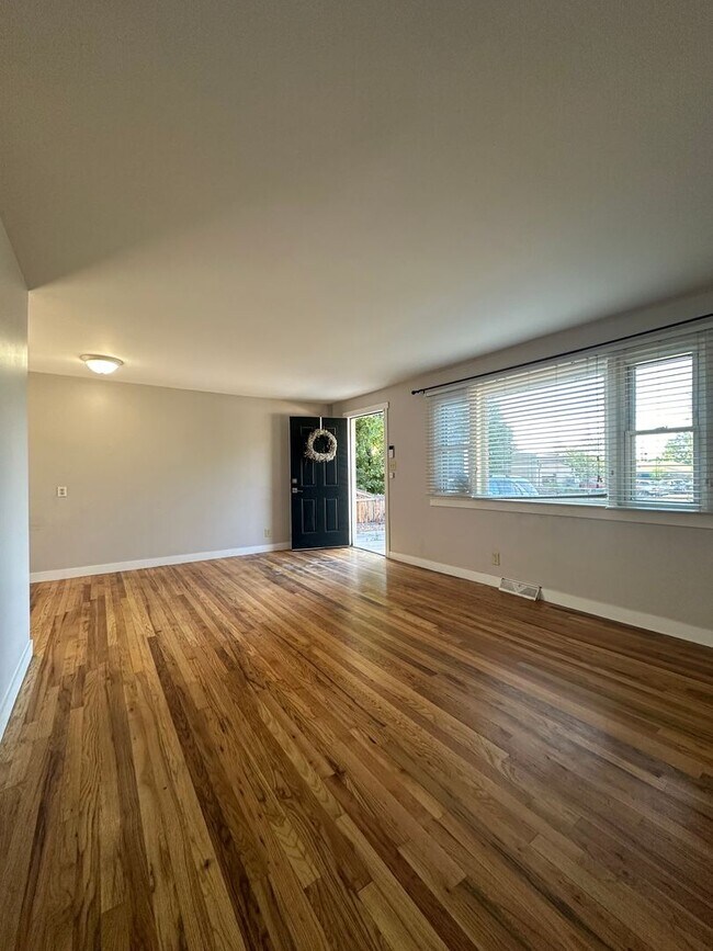 Building Photo - Charming 3-Bedroom Oasis with Expansive Yard and Driveway!