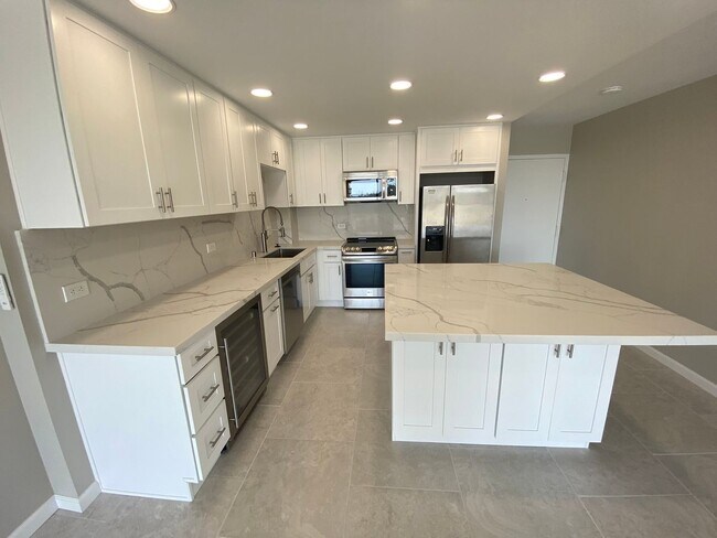 Foto del edificio - Pacific Beach - 3 blocks to Beach!  2bd/2ba Spacious 6th floor condo remodeled in 2022! Spectacul...