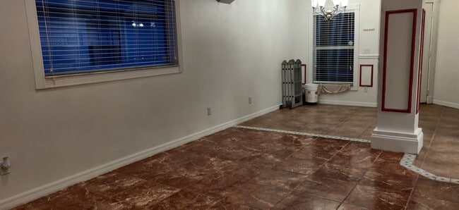 Building Photo - 3 bedroom 2 bath