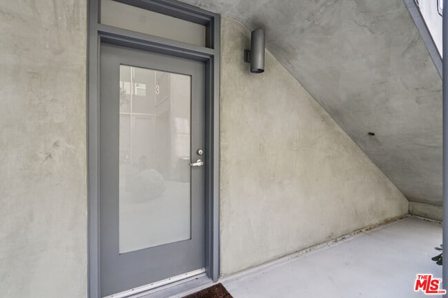 Foto del edificio - 5806 Waring Ave