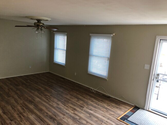 Foto del edificio - 570 Jamestown Ct