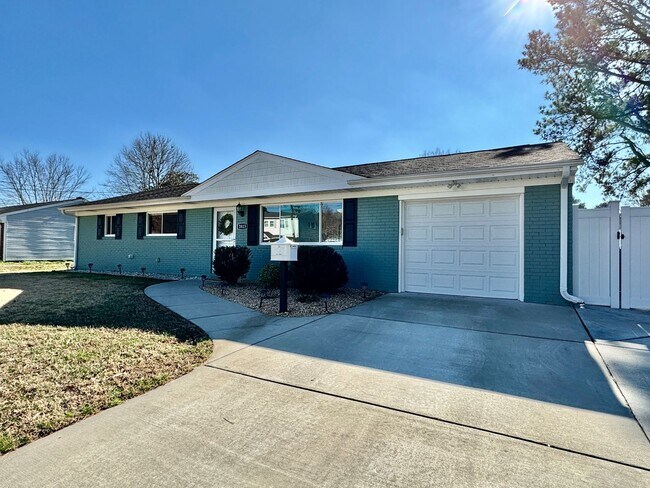 Foto del edificio - READY 08-26-25!! 3-Bedroom Ranch W/Fenced ...