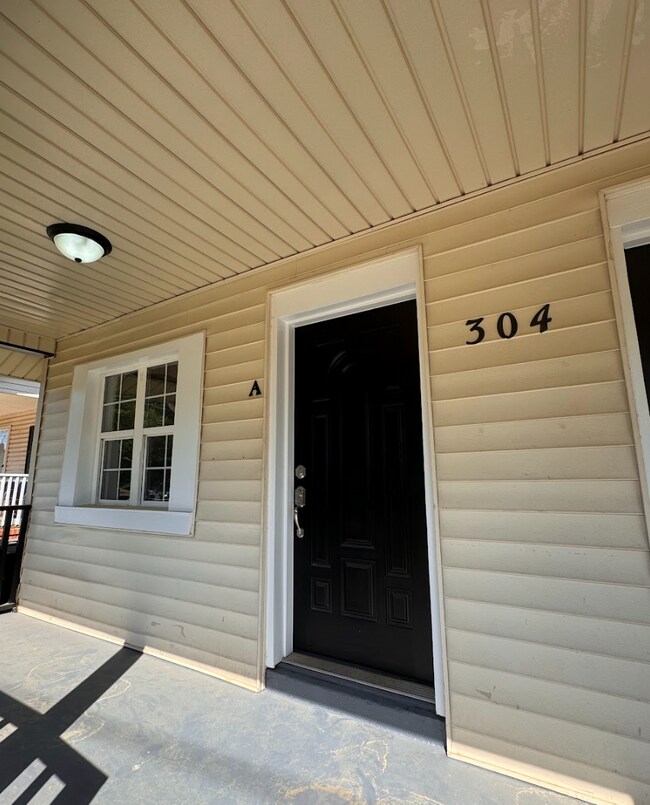 Building Photo - LIVE MINUTES FROM UNITY PARK & DOWNTOWN GREENVILLE!  Prime Greenville Location Near Schools, Dini...