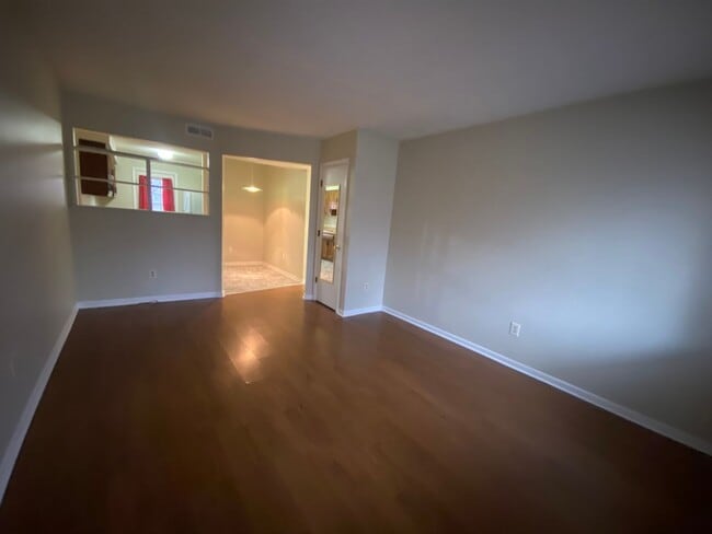 Building Photo - 3BR/1BA/1 car garage - duplex unit