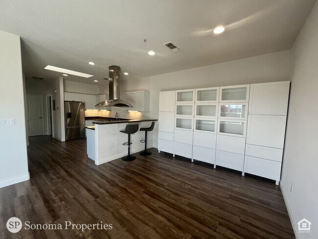Building Photo - Modern 2 Bedroom Condo, Close to Downtown ...