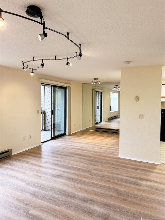 Foto del edificio - 2 Bedroom 1.5 Bath Condo Renton - 1 Carpor...
