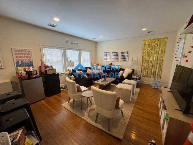 Foto del edificio - 44 Greycliff Rd