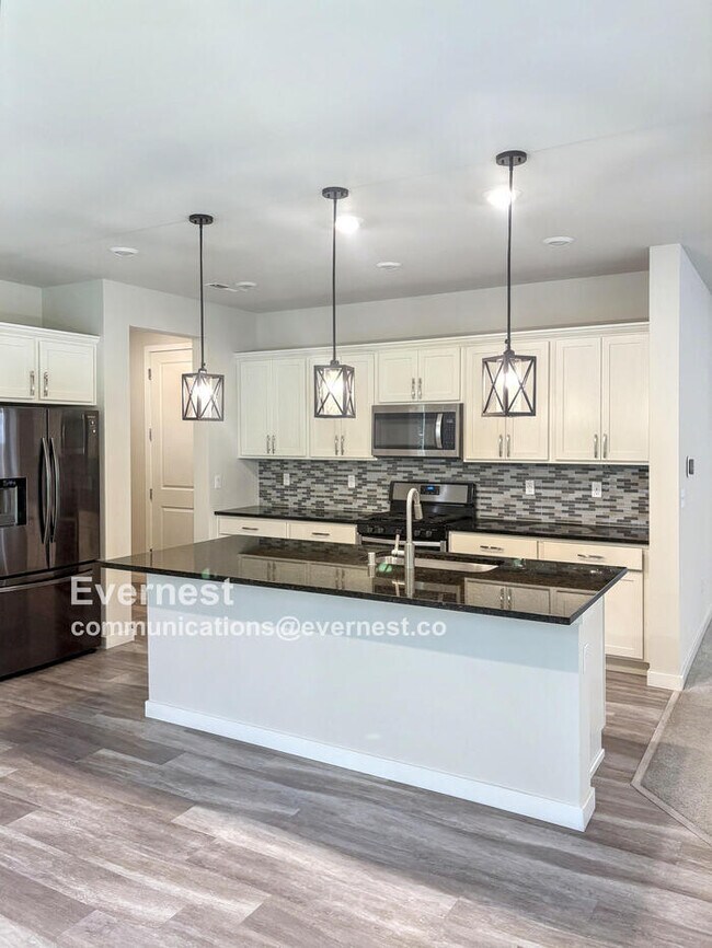 Foto del edificio - Gorgeous 4-Bedroom Home with Modern Comfor...