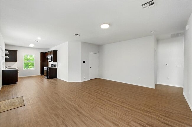 Foto del edificio - 7013 Tonka Ln
