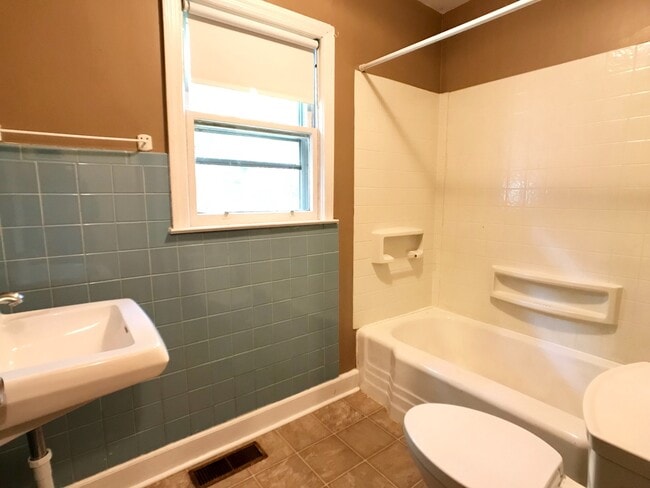 Building Photo - Cozy West Asheville Cottage on Corner Lot