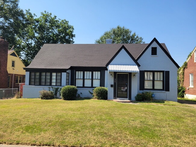 Photo - Charming 3-Bedroom Retreat with Hardwood Elegance Apartment