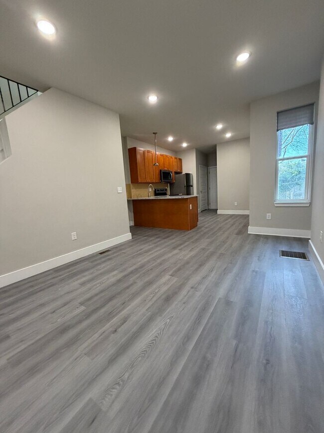 Foto del edificio - ??? NEWLY RENOVATED 3 BEDROOMS & 2.5 BATH HOUSE LOCATED IN HADDINGTON
