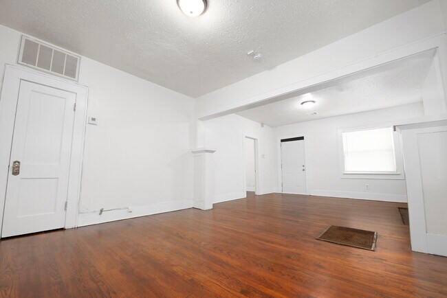 Foto del edificio - 323 NW 26th St