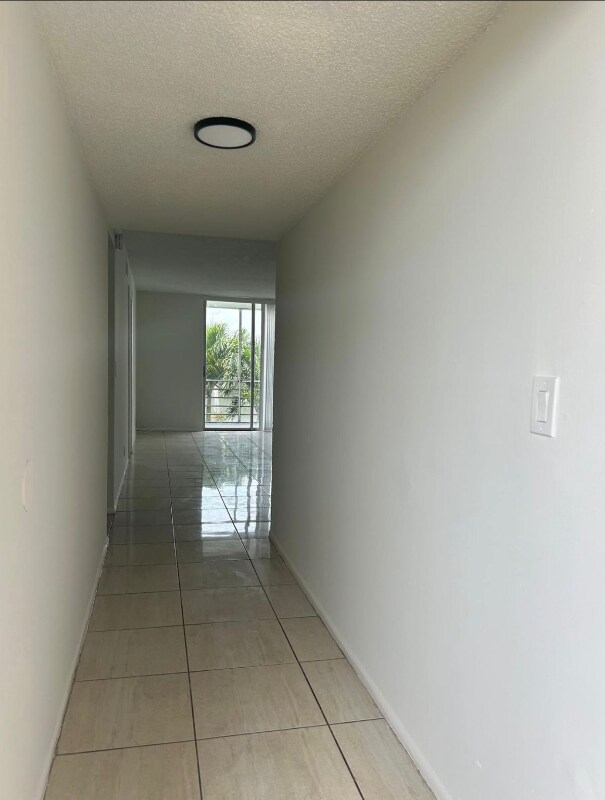 Foto del edificio - 3181 W Hallandale Beach Blvd