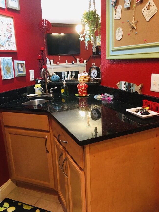 Adorable extra bar corner with extra sink in kitchen - 859 Shoreline Cir