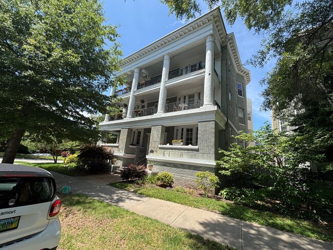 Building Photo - Gorgeous 1 Bedroom 1 Bathroom Condo locate...
