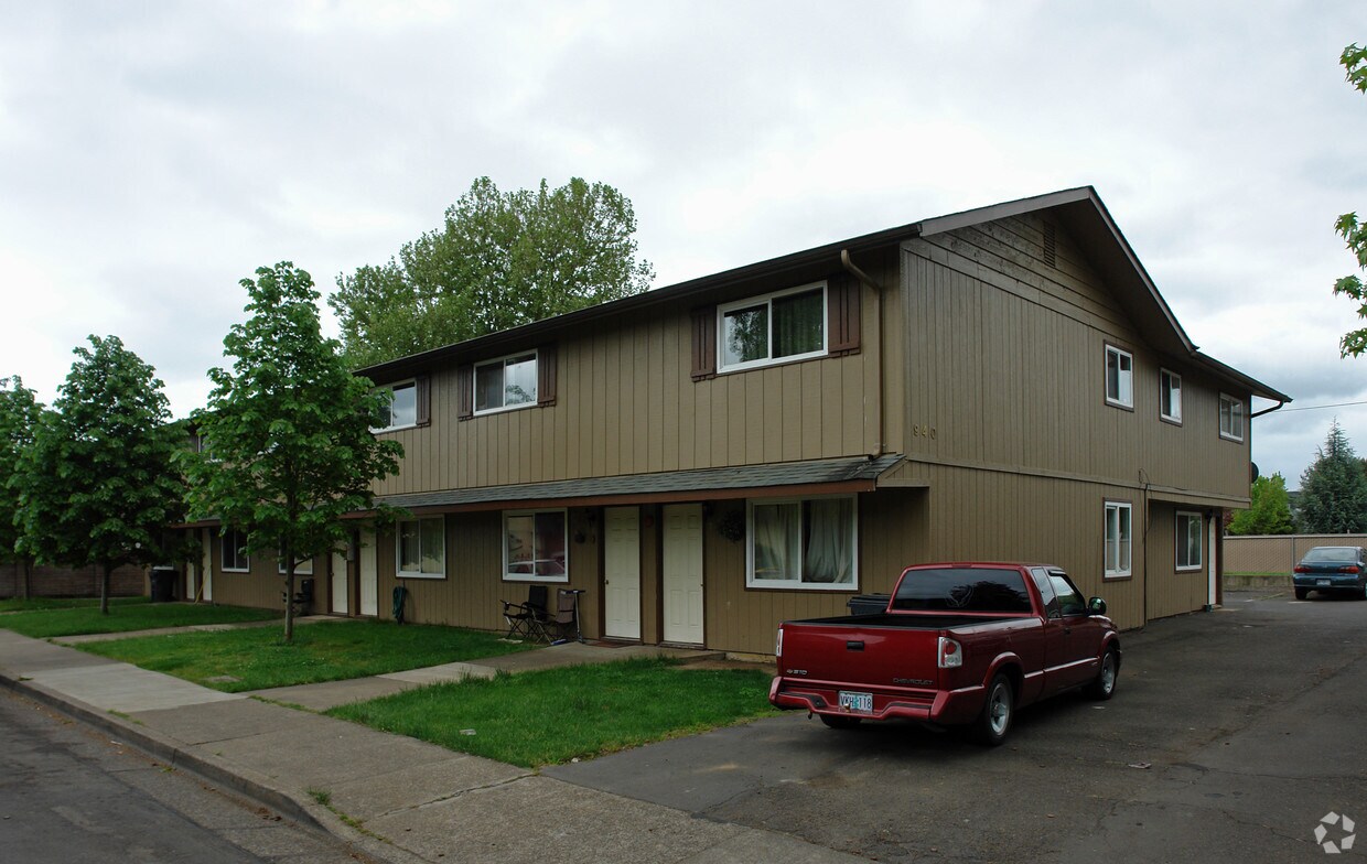 Primary Photo - 940 NW Hobart Ave
