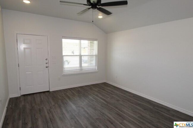 Foto del edificio - 118 Wind Ridge Dr
