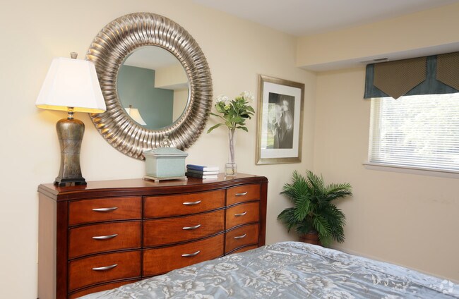 2 habitaciones, 947 pies cuadrados - Habitación principal - Autumn Woods Apartments