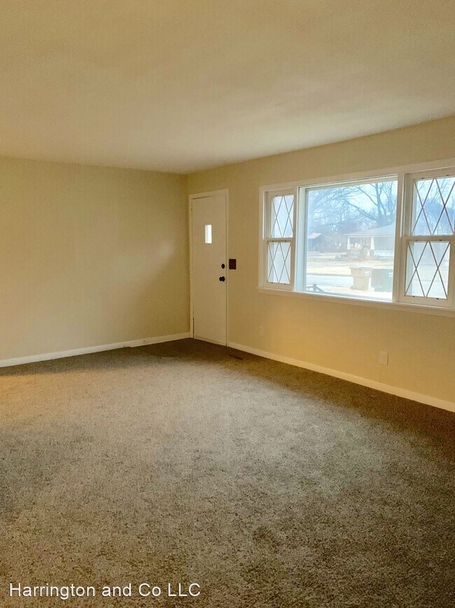 Building Photo - 3 br, 1 bath House - 320 E 5th Street