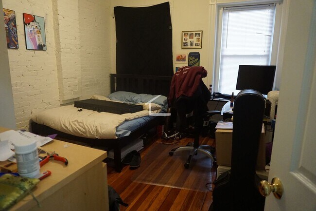 Building Photo - Large 2 bed unit on the Green Line with heat and water included!