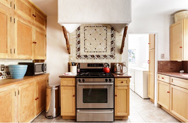 Kitchen - 1116 S Tremaine Ave