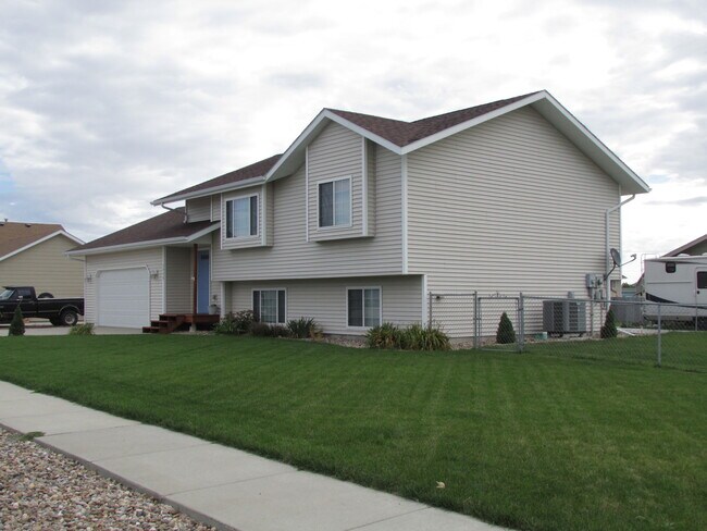 Building Photo - 4 BEDROOM | 2 BATH | DOUBLE CAR GARAGE | R...