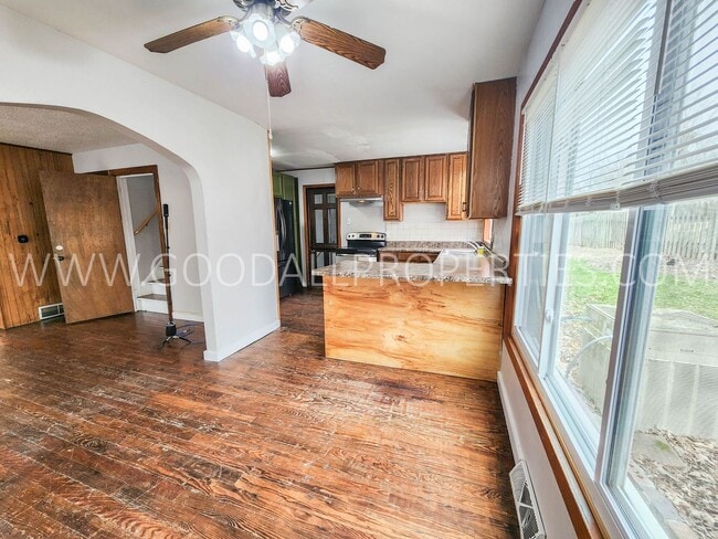 Foto del edificio - 4-Bedroom Home in Des Moines with Detached 2-Car Garage