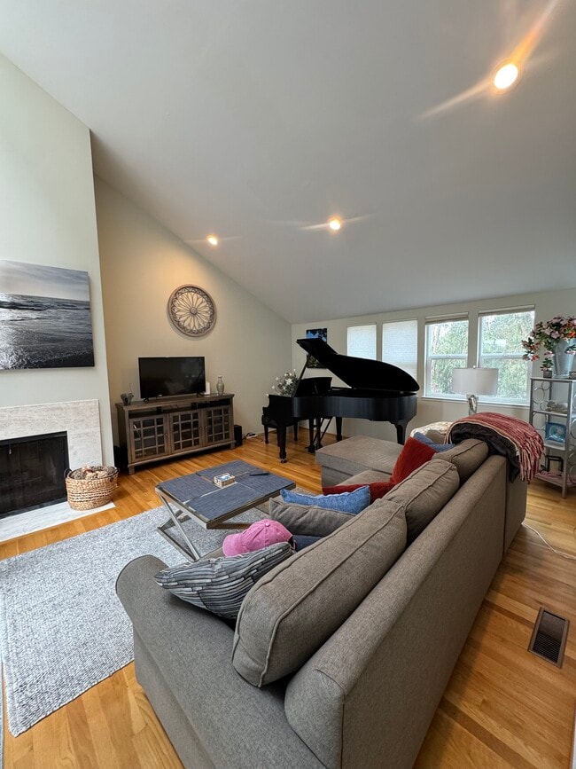 Building Photo - 440 Camino Al Mar