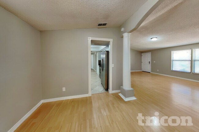 Foto del edificio - 506 Emberwood Dr