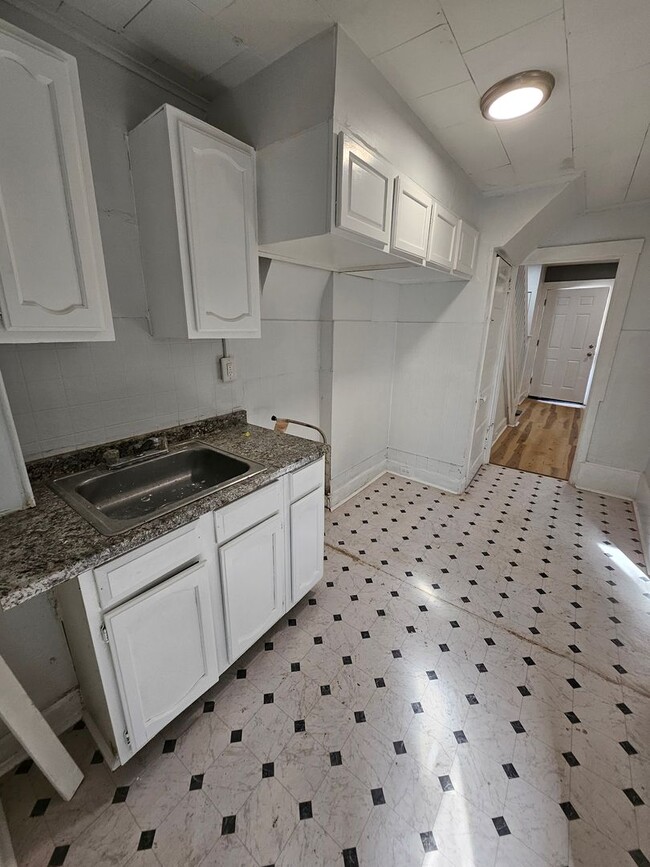 Building Photo - Bright and Airy 3 bedroom for rent-Vouchers Welcome