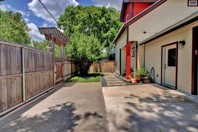 Building Photo - 2 bedroom in Austin TX 78757