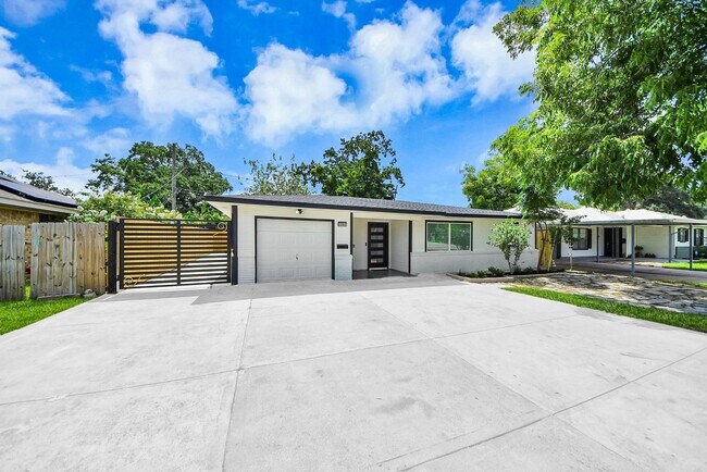 Building Photo - 1503 Locklaine Dr