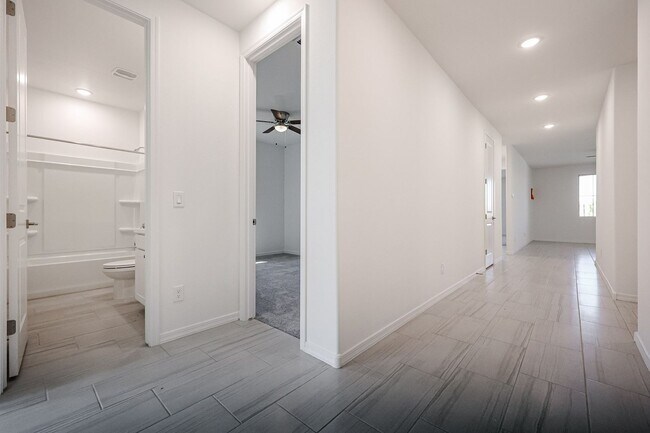 Foto del edificio - COMING SOON! Welcome to this modern newer ...