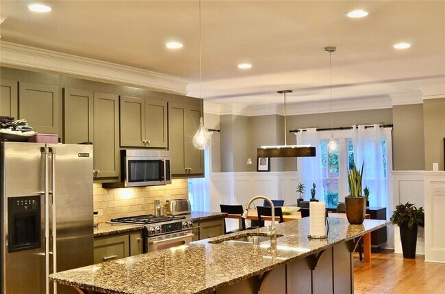 Foto del edificio - 1339 Oakview Rd