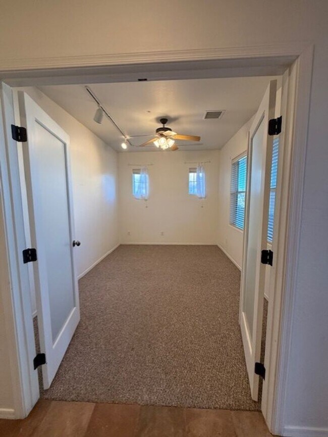 Foto del edificio - Reduced!!!  Beautiful 2-bedroom 2 Bath with Den in Mountain Gate Contact Property Pros