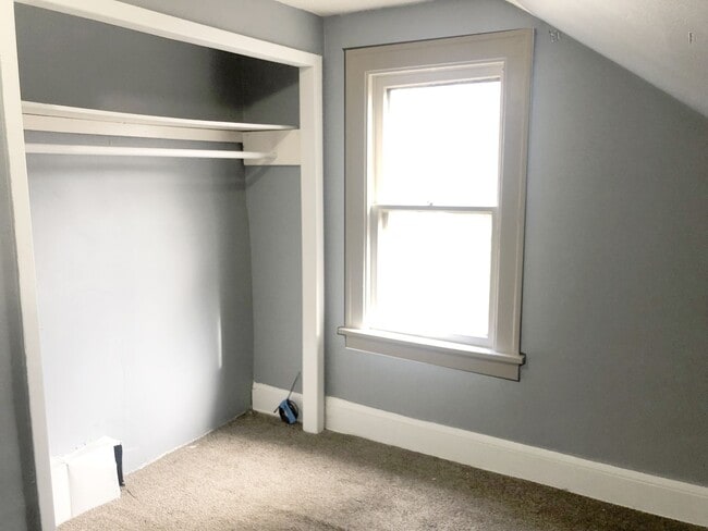 Building Photo - 2 BED 1 BATH SINGLE FAMILY HOME IN EUCLID!