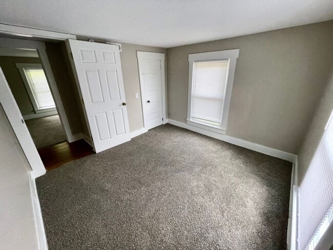 Building Photo - Spacious 3Bd; 1Ba Single Family Home