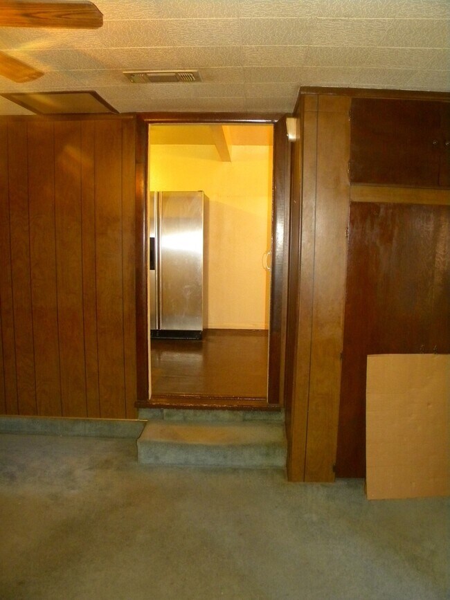 Building Photo - 3 bedroom 1 bath with so many EXTRAS