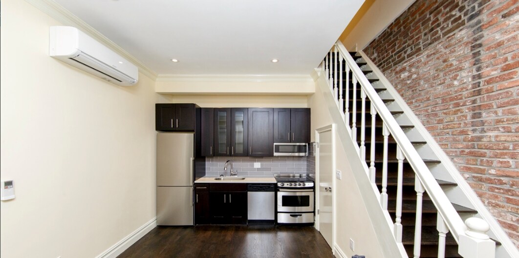 Primary Photo - 246 10th Ave