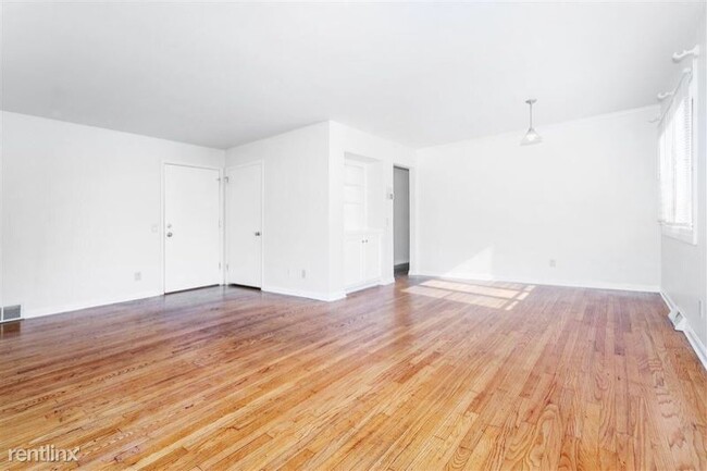 Building Photo - 2413 Brentwood Pkwy