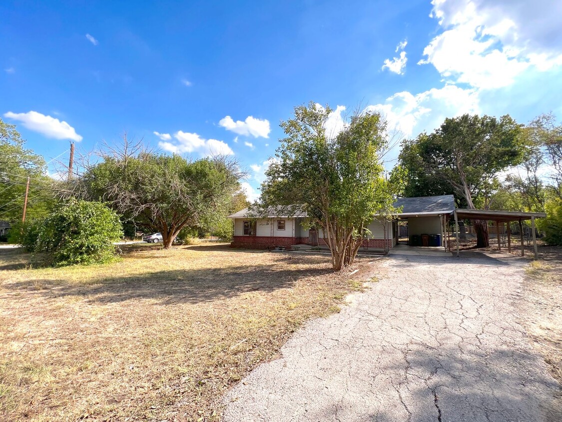 Primary Photo - 0.67 Acre Single Story 3 Bedrooms 1 Bathro...