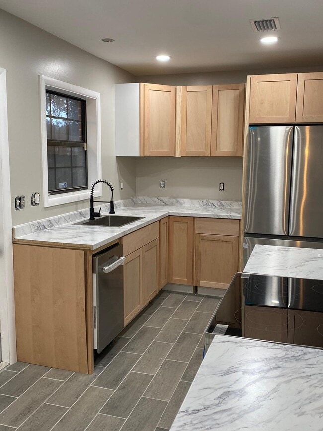 Building Photo - 2706 Canary Dr