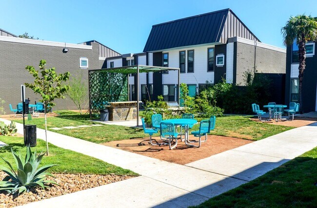 Building Photo - 2425 Elmont Dr