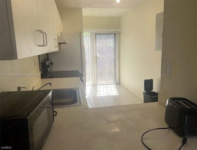 Foto del edificio - 3 br, 2 bath House - 20225 NW 27th Ct # A