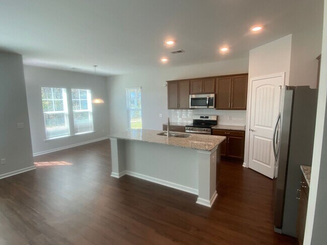 Foto del edificio - Spacious 4 Bedroom - great location