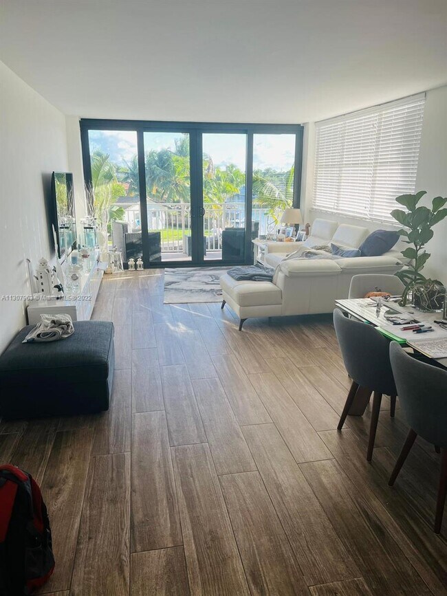 Foto del edificio - 2450 NE 135th St