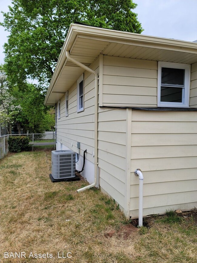 Building Photo - 2 br, 1.5 bath House - 223 Elizabeth Ave
